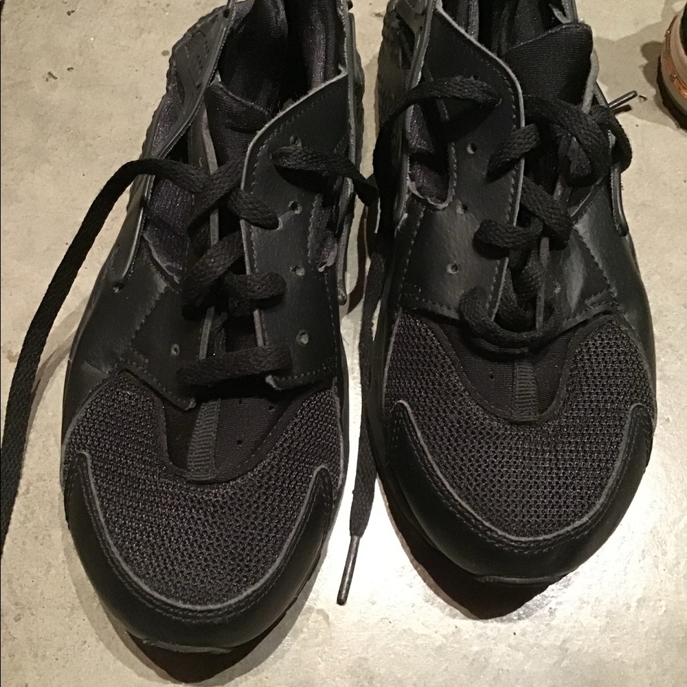 Nike black huaraches